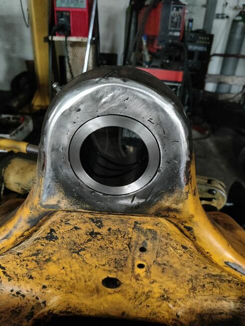 Tulejowanie maszyn budowlanych i osprzętu itp.