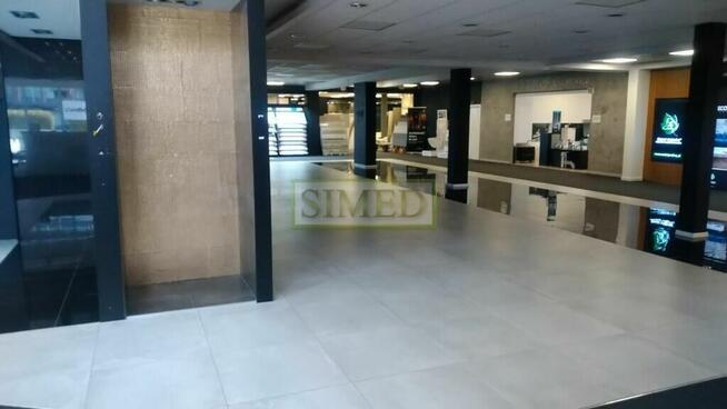 Parter,parkig,wysokość ponad 3 m,dostęp 24h