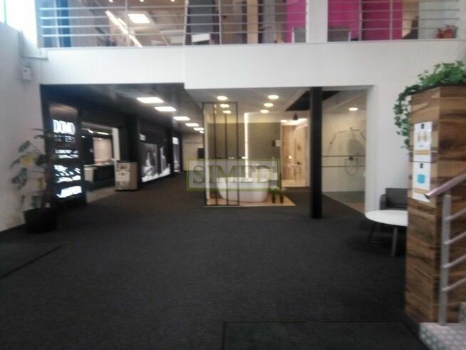 Handel ,usługi wyposażenie wnętrz.Parking .Ochrona