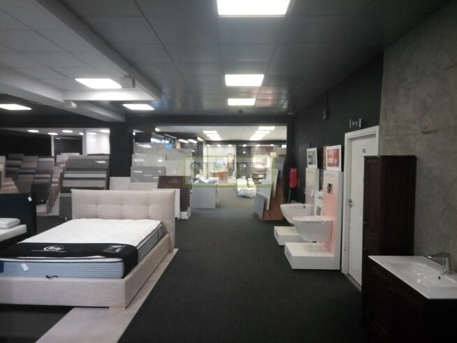 Handel ,usługi wyposażenie wnętrz.Parking .Ochrona