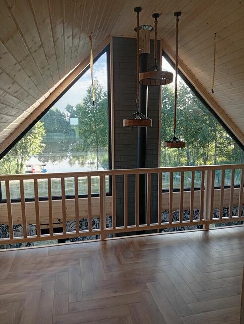 Dom nad jeziorem z linią brzegową prywatny pomost plaża 10a