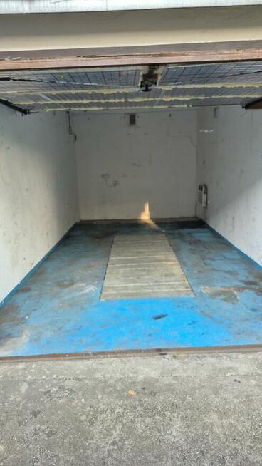 Garaż Otmęt Ks. Duszy obok szkoły.