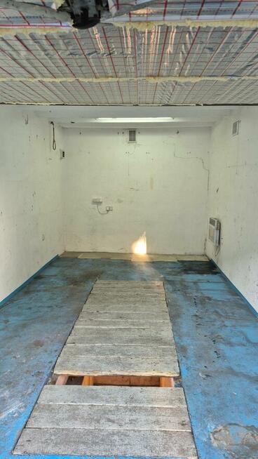 Garaż Otmęt Ks. Duszy obok szkoły.