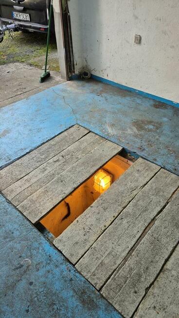 Garaż Otmęt Ks. Duszy obok szkoły.