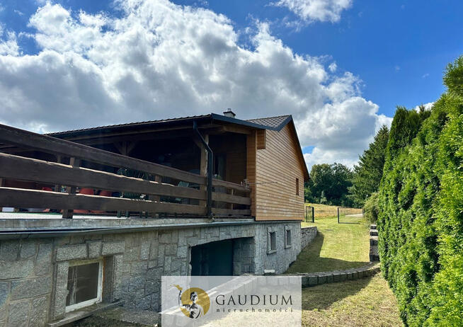 Dom nad jeziorem z dużą działką