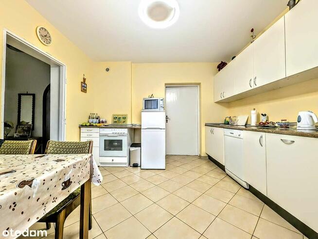 Dom do zamieszkania z ogrodem i garażem pod miastem.