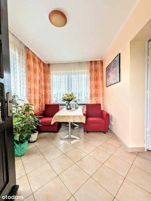 Dom do zamieszkania z ogrodem i garażem pod miastem.