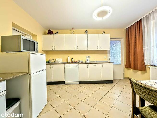 Dom do zamieszkania z ogrodem i garażem pod miastem.