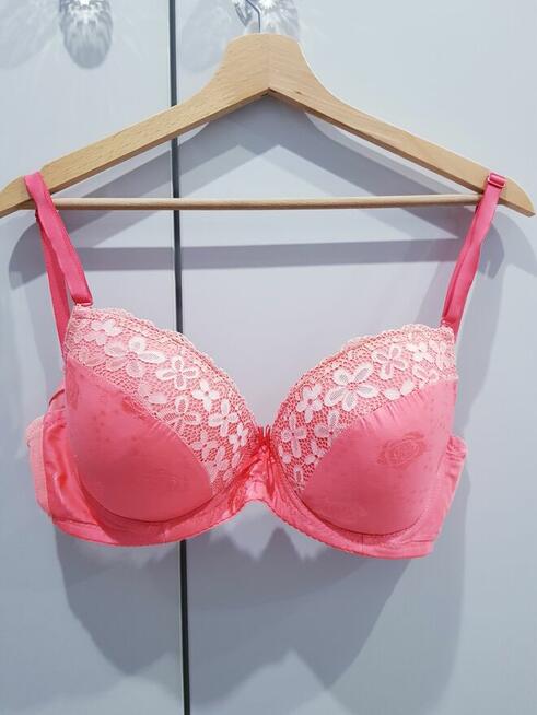 Damski biustonosz z delikatnym wypelnieniem