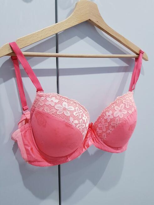 Damski biustonosz z delikatnym wypelnieniem