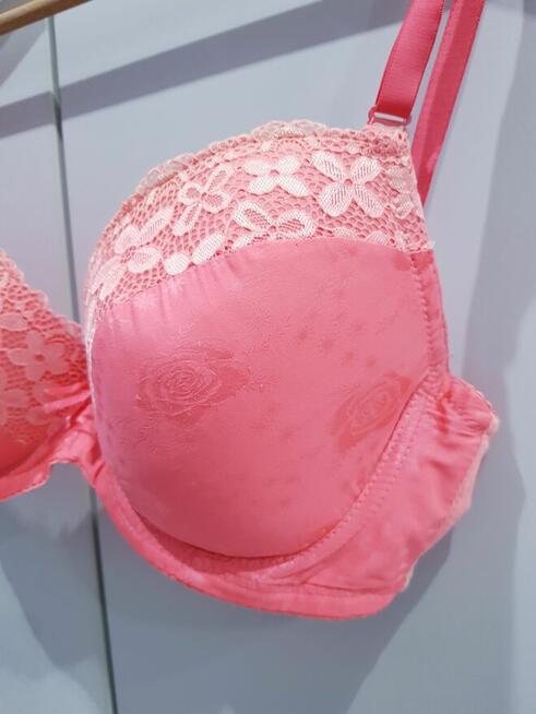 Damski biustonosz z delikatnym wypelnieniem