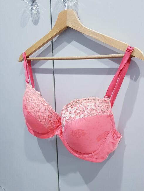 Damski biustonosz z delikatnym wypelnieniem