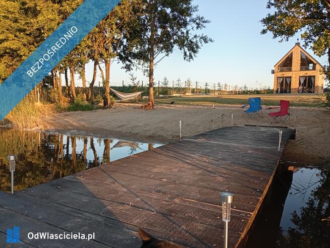 Dom nad jeziorem z linią brzegową prywatny pomost plaża duża działka