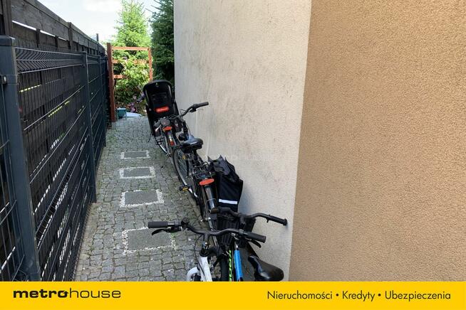 Przepiękny segment z ogródkiem i 2 msc. parking.