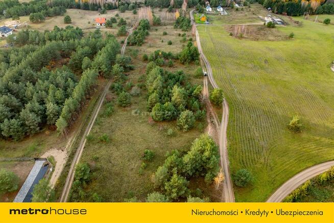 Działka budowlana z linią brzegową jeziora