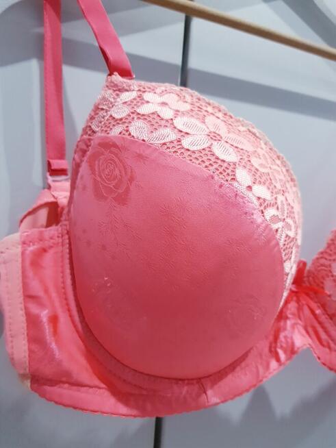 Damski biustonosz z delikatnym wypelnieniem