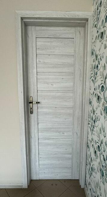 Drzwi z ościerznicami i klamkami, 70 lewostronne IDEALNE