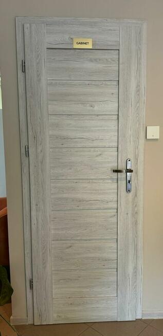 Drzwi z ościerznicami i klamkami, 70 lewostronne IDEALNE