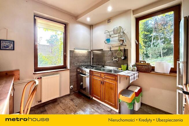 Dom w cichym miejscu pod lasem