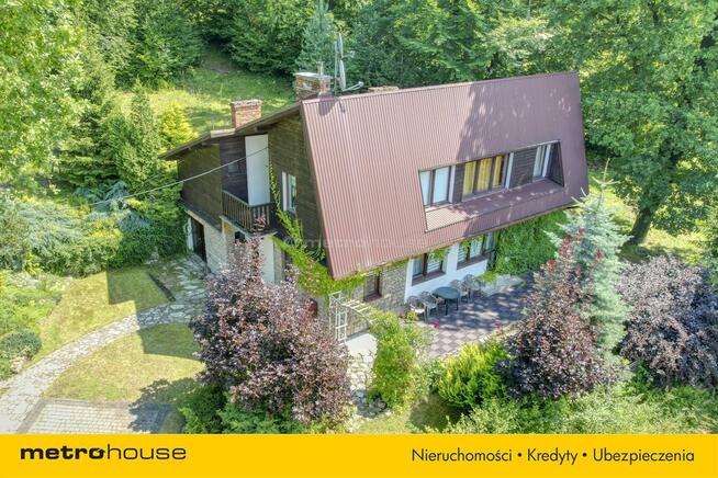 Dom w cichym miejscu pod lasem