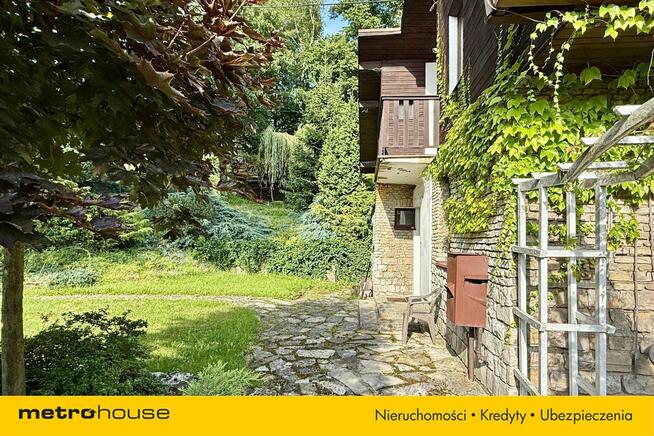 Dom w cichym miejscu pod lasem