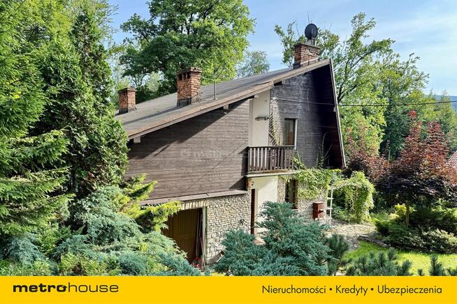 Dom w cichym miejscu pod lasem