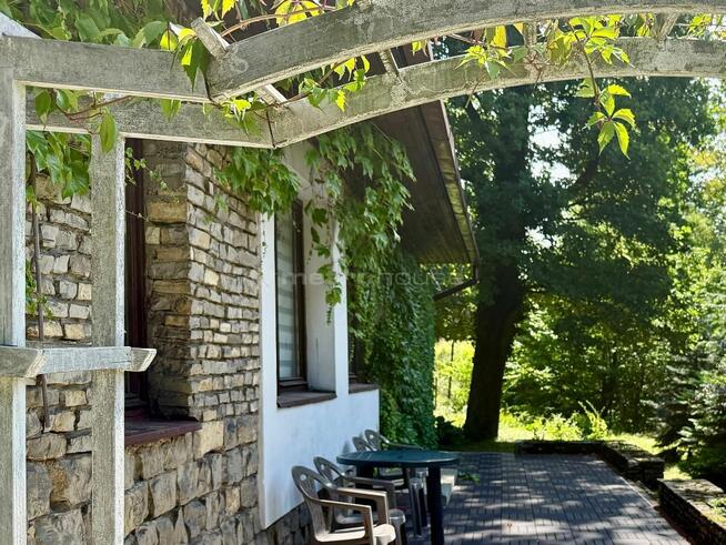 Dom w cichym miejscu pod lasem