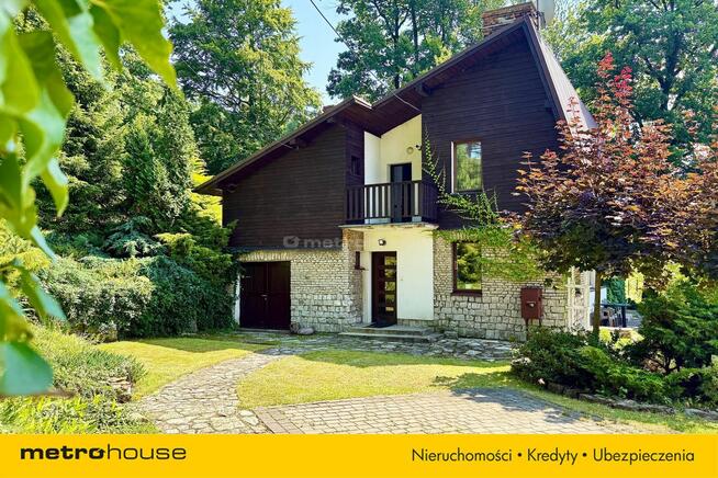 Dom w cichym miejscu pod lasem