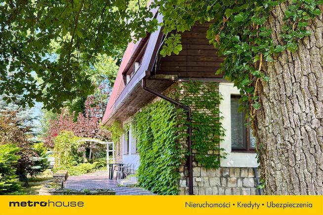 Dom w cichym miejscu pod lasem