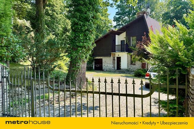 Dom w cichym miejscu pod lasem