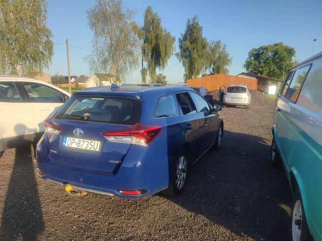 Toyota Auris Hybrid kombi.