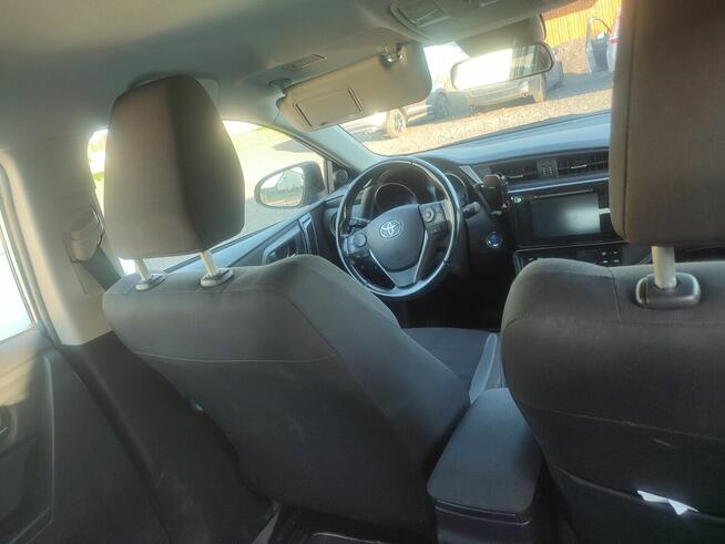 Toyota Auris Hybrid kombi.