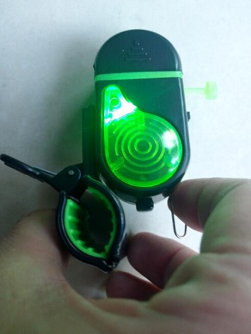 Elektroniczny sygnalizator brań podczepiany do wędki