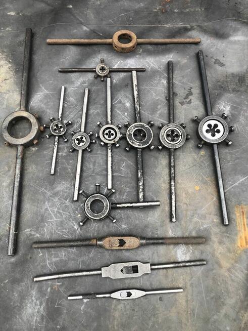 komplet oprawek do narzynek i pokrętła do gwintowników