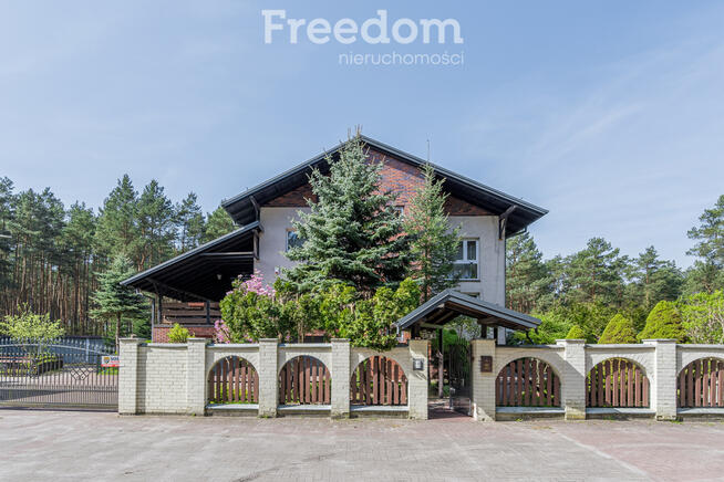 Dom w otoczeniu lasu