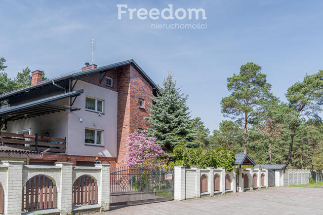 Dom w otoczeniu lasu