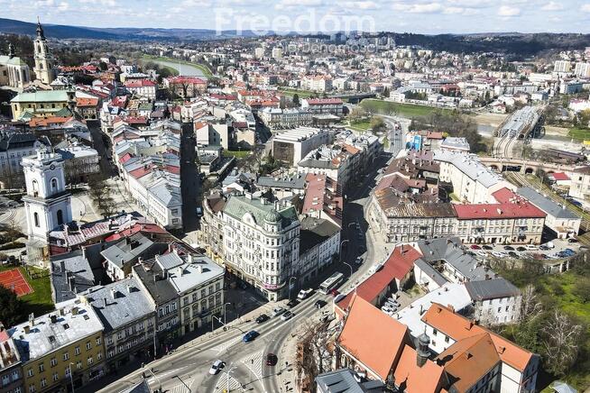 Lokal na parterze kamienicy w centrum na wynajem
