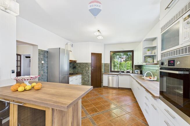 Dom z krytym basenem i pięknym ogrodem!