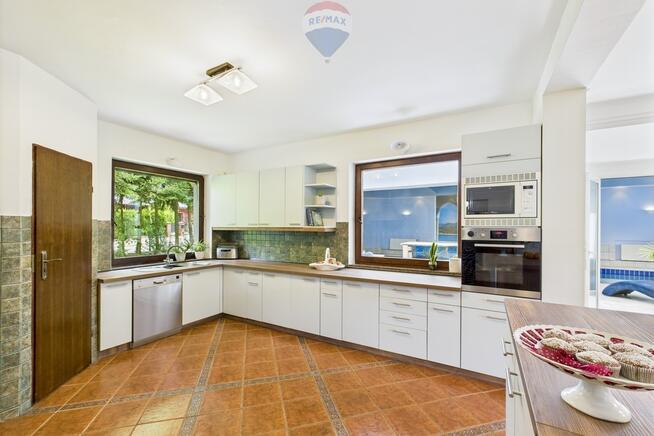 Dom z krytym basenem i pięknym ogrodem!