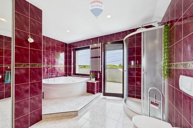 Dom z krytym basenem i pięknym ogrodem!