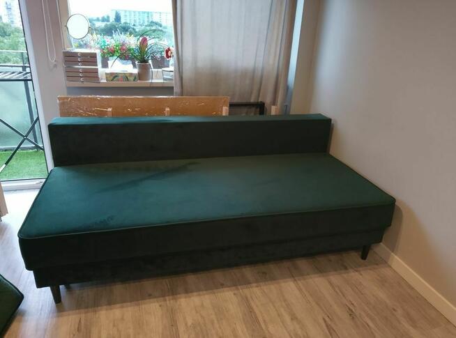 Duża rozkładana kanapa welurowa