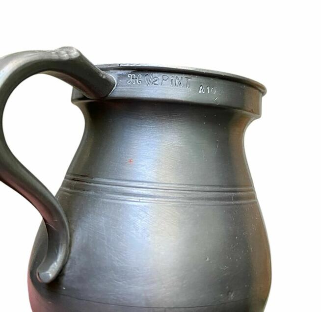 Stary cynowy kufel 1/2 pinta, z oznaczeniami