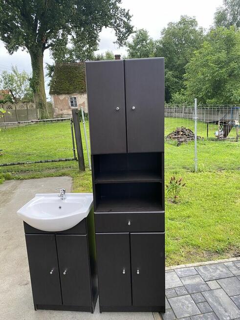 Komplet szafek łazienkowych wraz z umywalką i baterią. Jak n