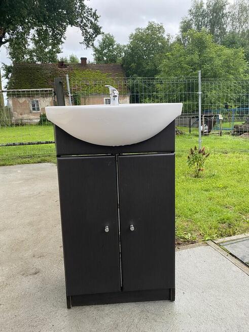 Komplet szafek łazienkowych wraz z umywalką i baterią. Jak n