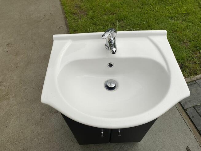 Komplet szafek łazienkowych wraz z umywalką i baterią. Jak n