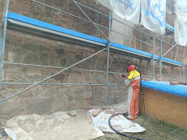 Piaskowanie murów, kamienia, ścian