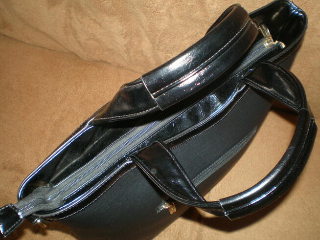 Sprzedam torebkę damską w kolorze czarnym, używana.