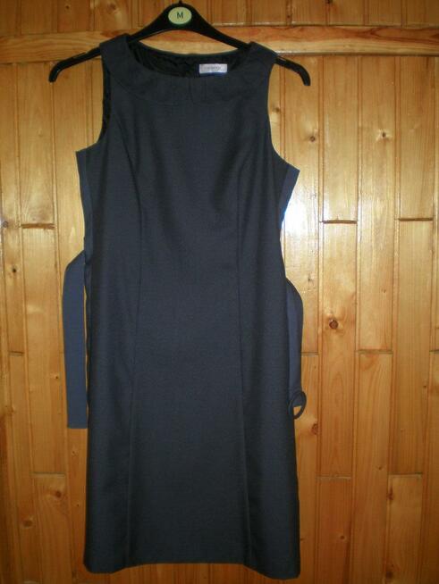 Sprzedam sukienkę rozmiar 38, używana, stan dobry.