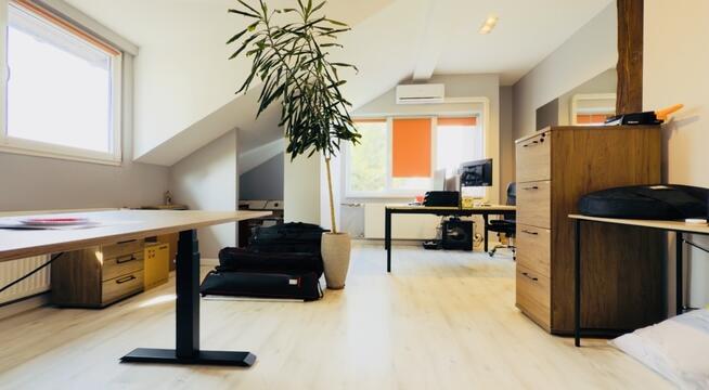 Budynek komercyjny przy Millenium Hall