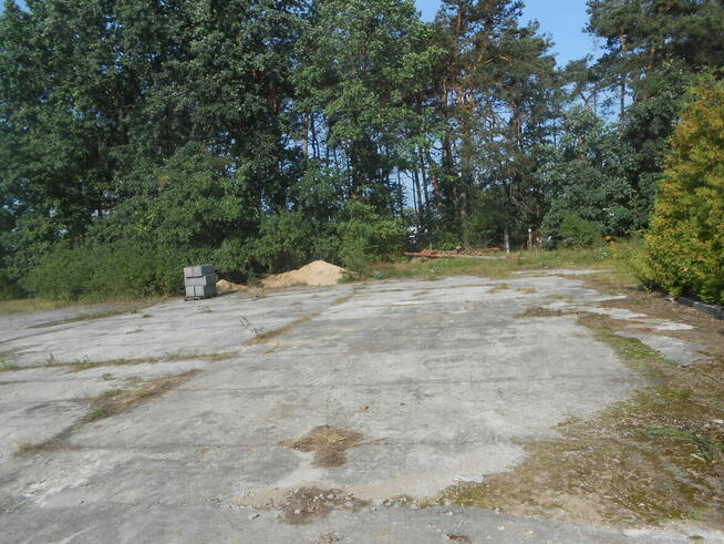 WYDZIERZAWIIE CZESCIOWO UTWARDZONY PLAC W MORAWICY K. KIELC.